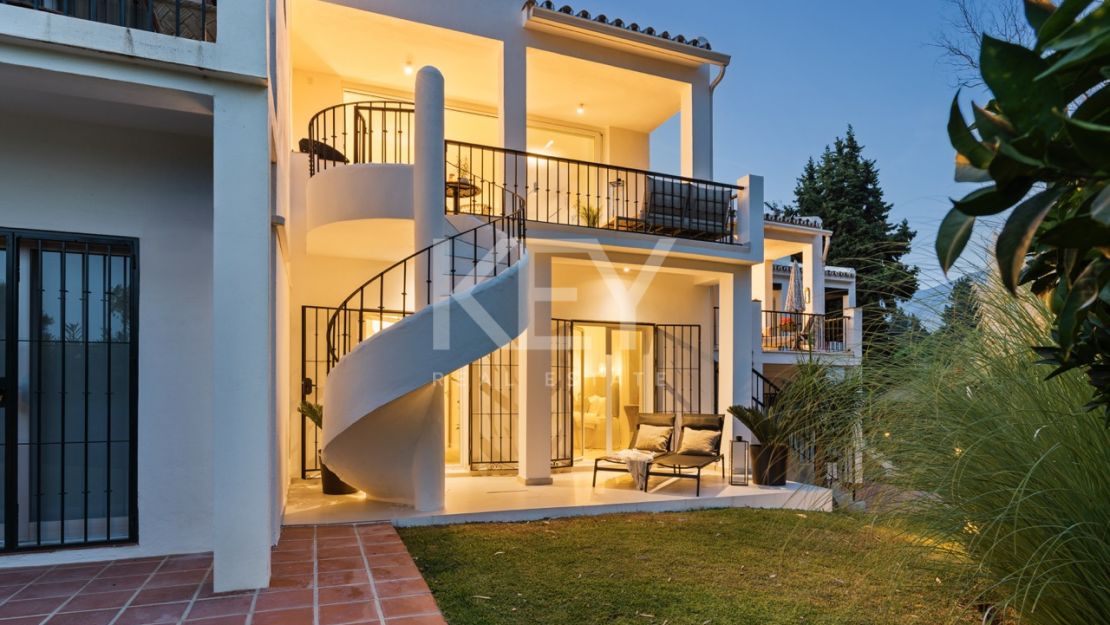 The perfectly presented 5 bedrooms townhouse for sale in a gated community in Nueva Andalucia
