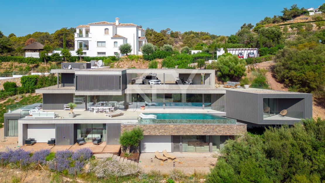 Moderna villa con impresionantes vistas panorámicas al mar y a las montañas en venta en Marbella Club Golf Resort, Benahavís.