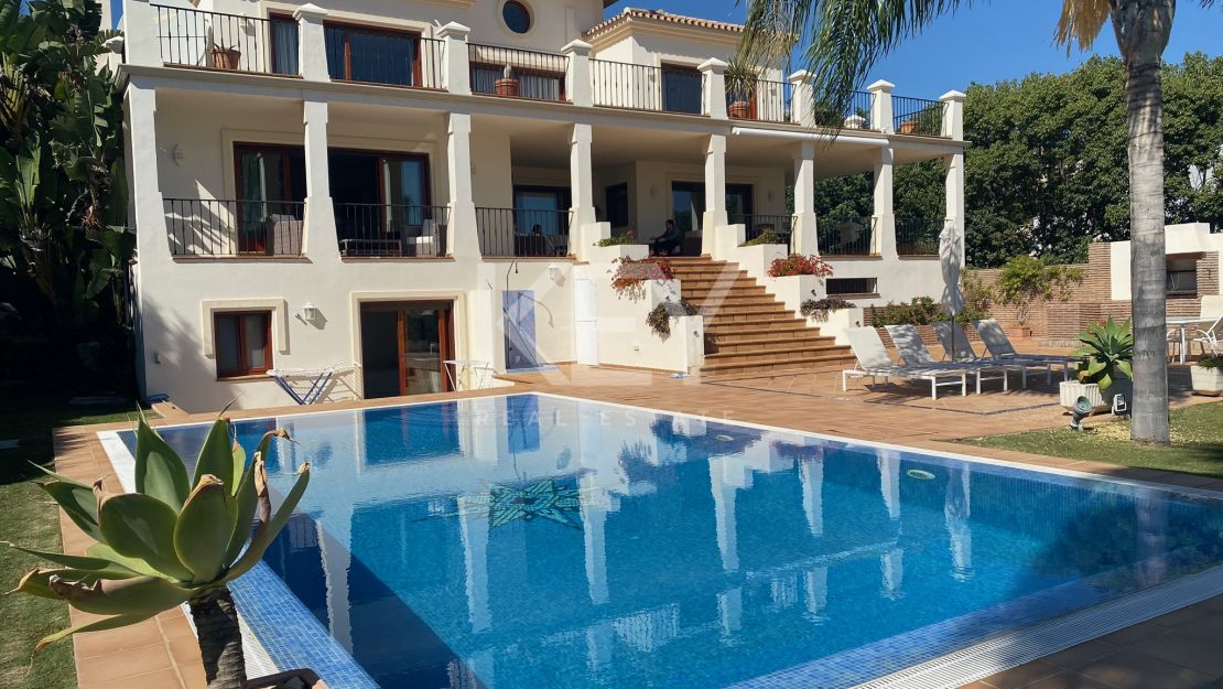 Stunning and spacious villa with ideal views of the sea, mountain and golf for sale in Los Flamingos, Benahavis