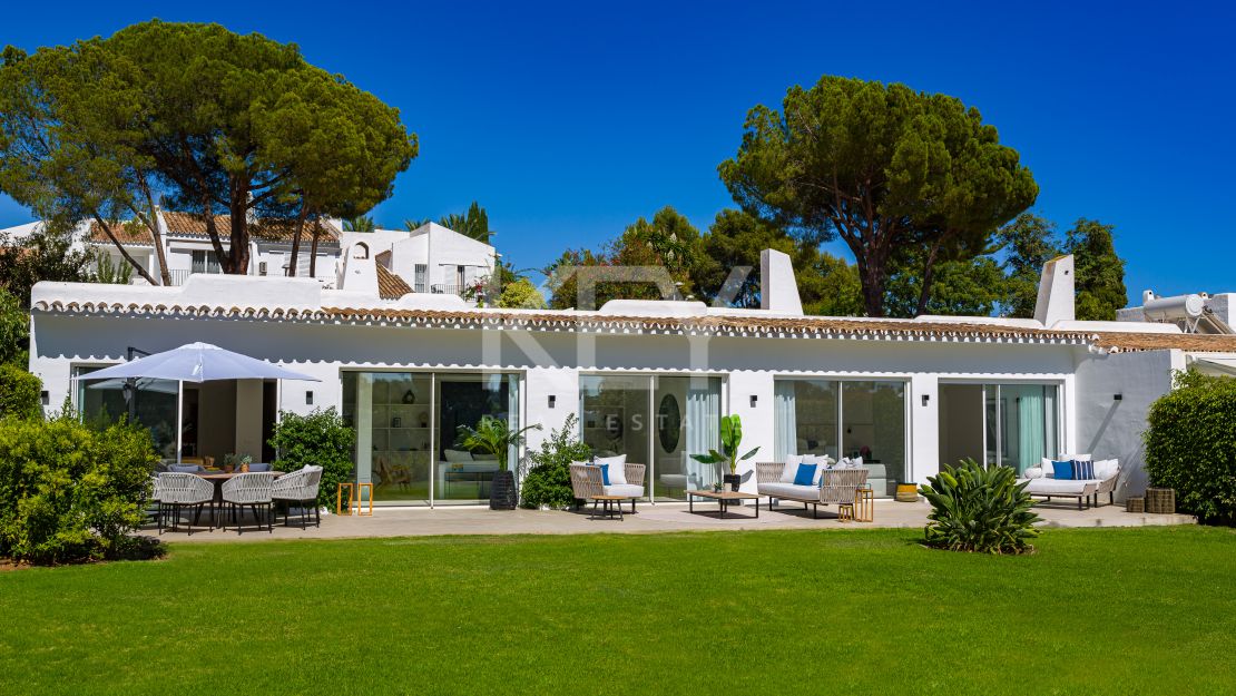 Spectacular, fully renovated spacious villa for sale in the exquisite location on golf course in Nueva Andalucia, Marbella