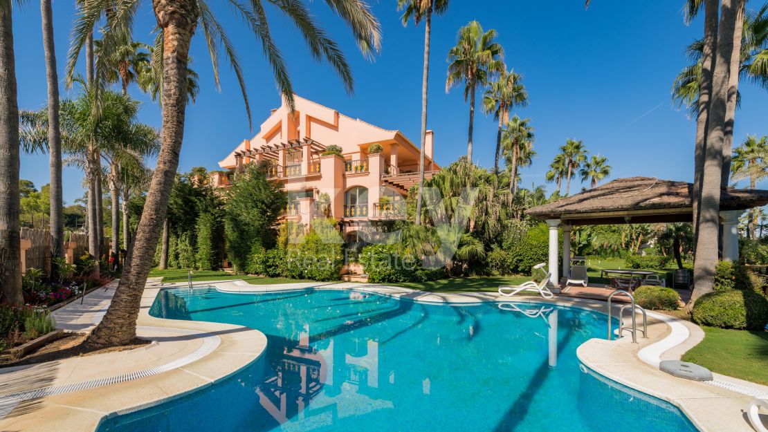 Espectacular dúplex en planta baja en primera línea de playa en venta en Puerto Banús, Marbella