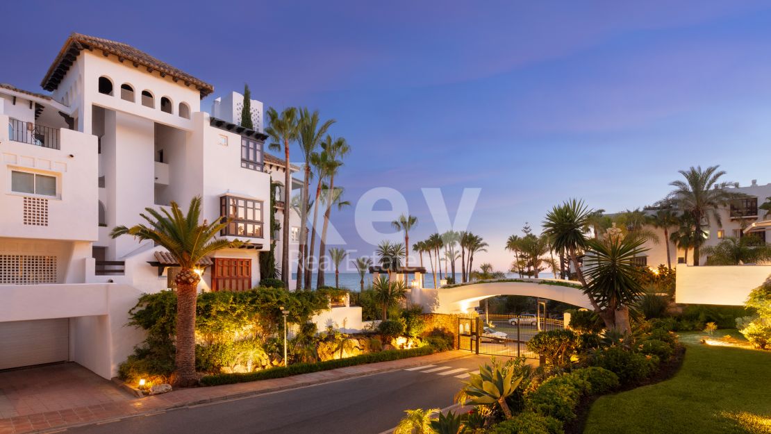 The exquisite and modern apartment with panoramic sea views for the sale in one of the top area in Marina de Puente Romano, Golden Mile