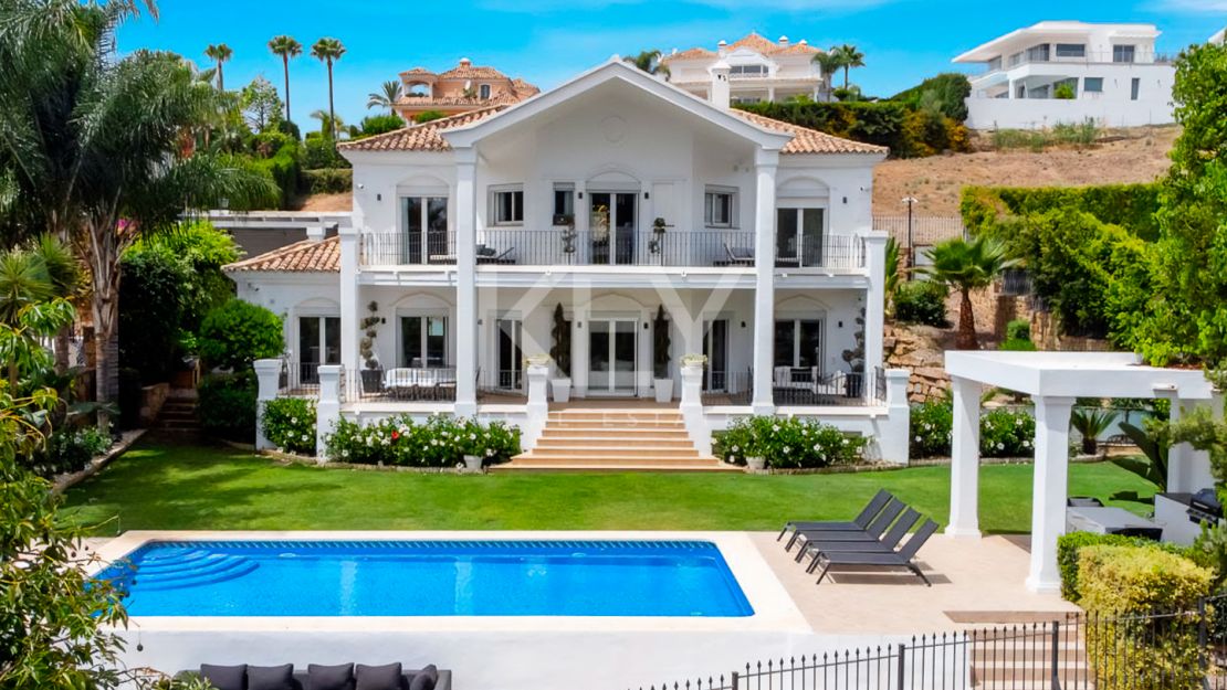 Espectacular villa de 6 dormitorios recientemente renovada en venta en Nueva Andalucía.