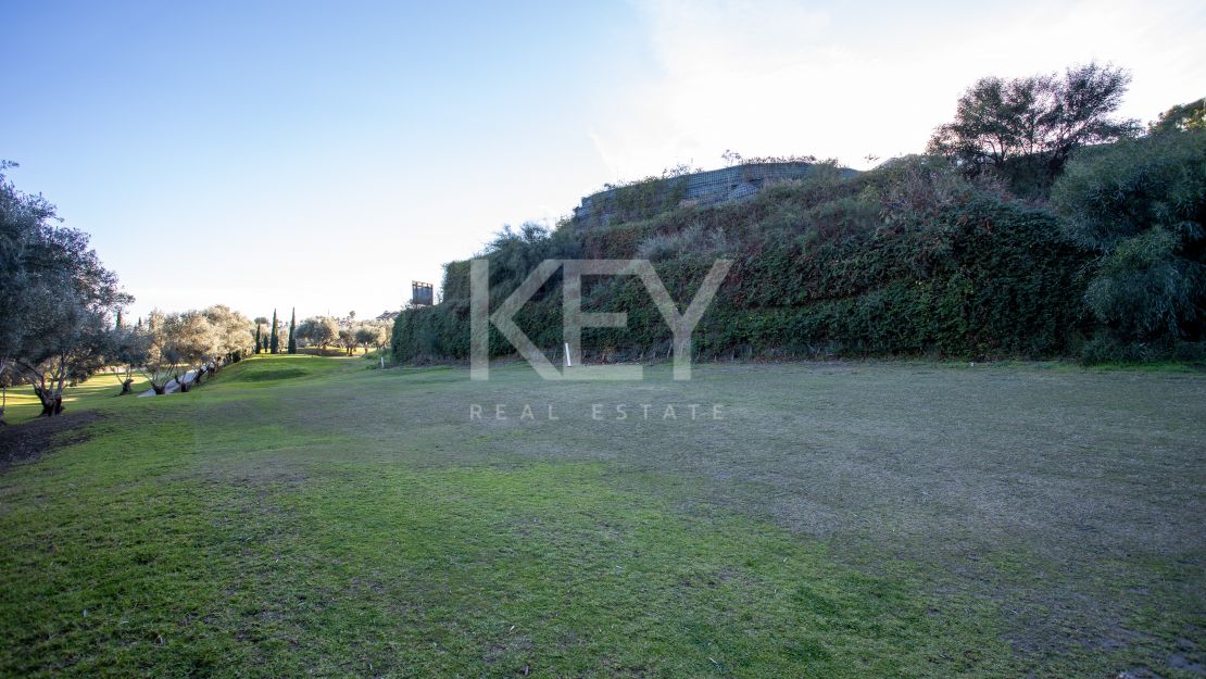 Encantadora parcela con impresionante vista al mar en venta en Los Flamingos, Benahavís