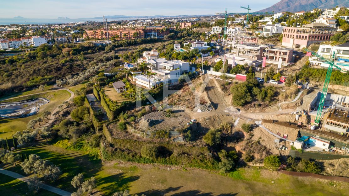 Encantadora parcela con impresionante vista al mar en venta en Los Flamingos, Benahavís