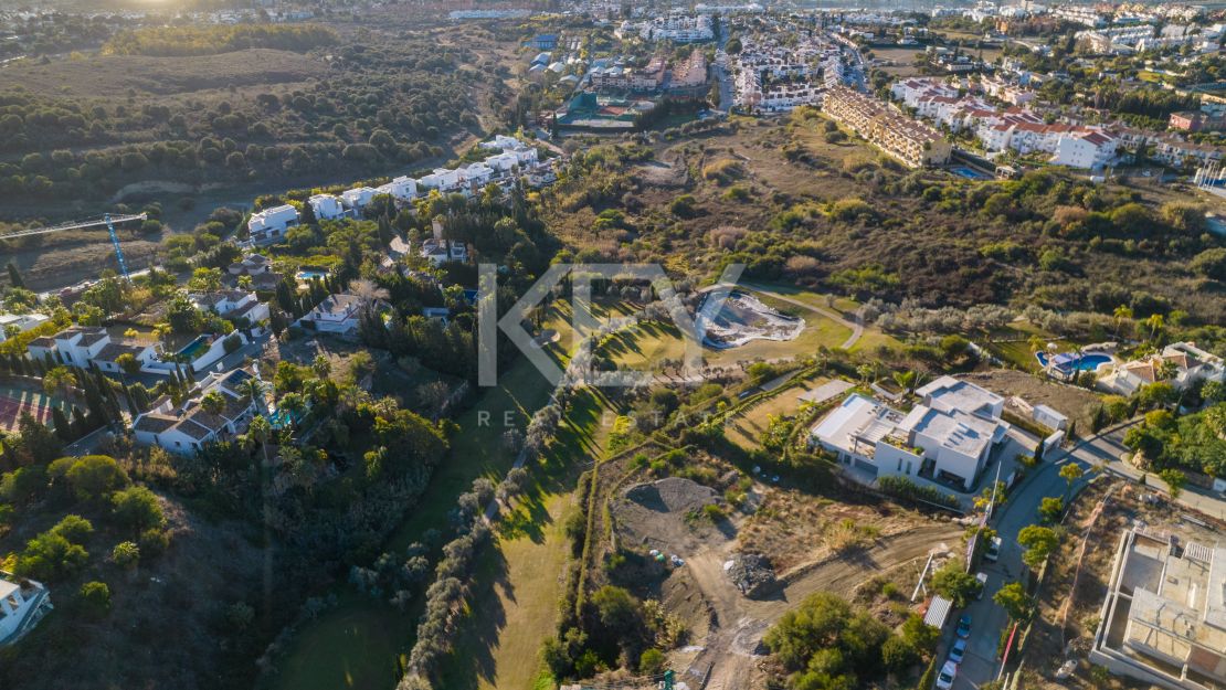 Encantadora parcela con impresionante vista al mar en venta en Los Flamingos, Benahavís