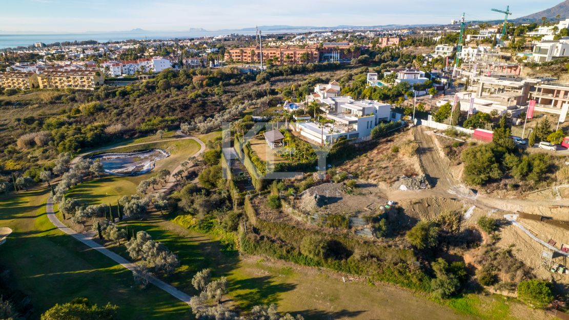 Encantadora parcela con impresionante vista al mar en venta en Los Flamingos, Benahavís