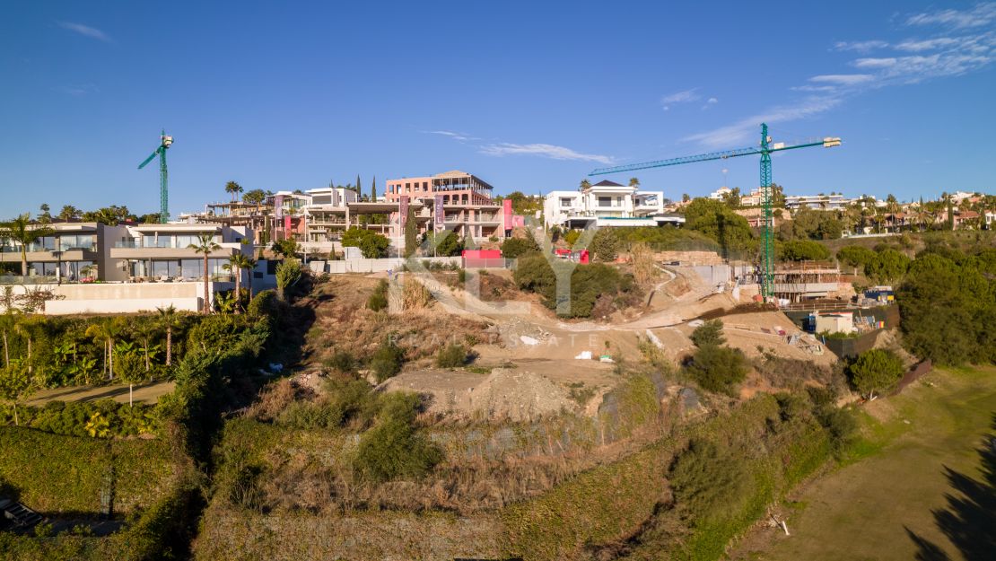 Encantadora parcela con impresionante vista al mar en venta en Los Flamingos, Benahavís