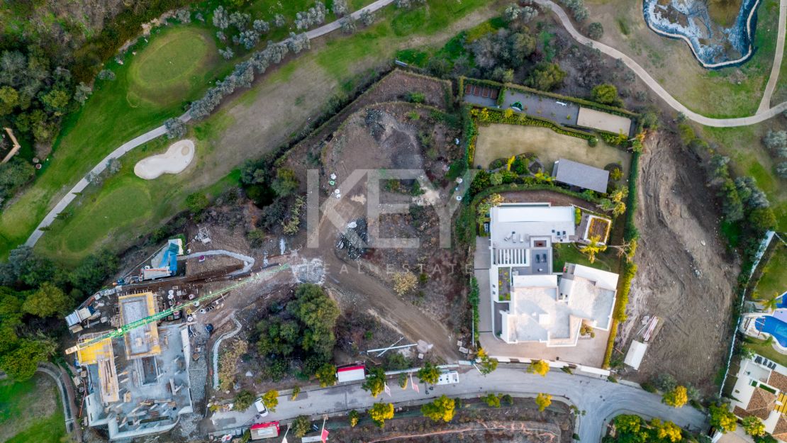 Encantadora parcela con impresionante vista al mar en venta en Los Flamingos, Benahavís