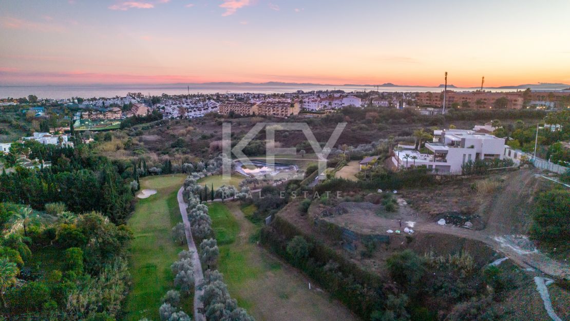 Encantadora parcela con impresionante vista al mar en venta en Los Flamingos, Benahavís