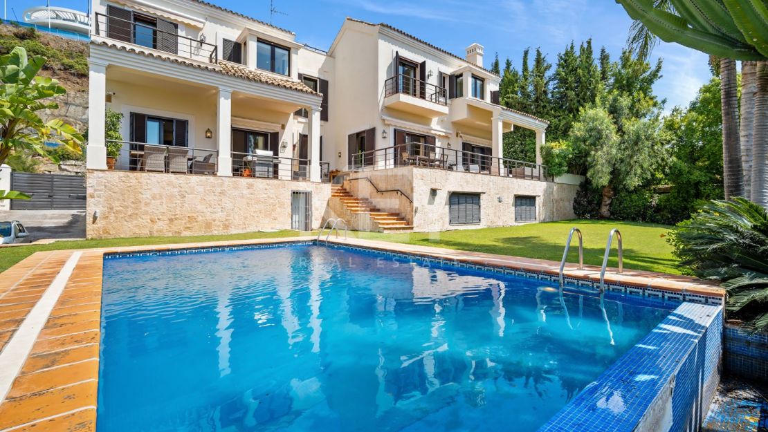 Villa lujosa y exquisita con impresionantes vistas al mar en venta en La Quinta, Benahavís