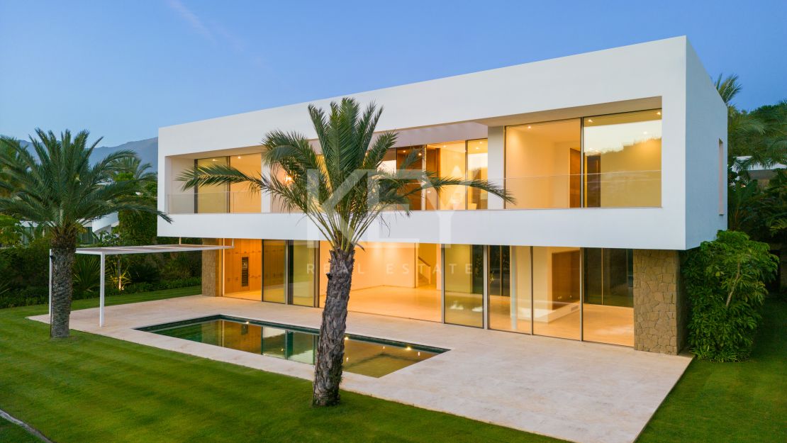 Villa moderna con diseño contemporáneo en venta junto al campo de golf Finca Cortesin en Casares