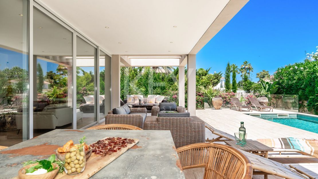 Exquisita y nueva villa a poca distancia de la playa en venta en San Pedro de Alcántara