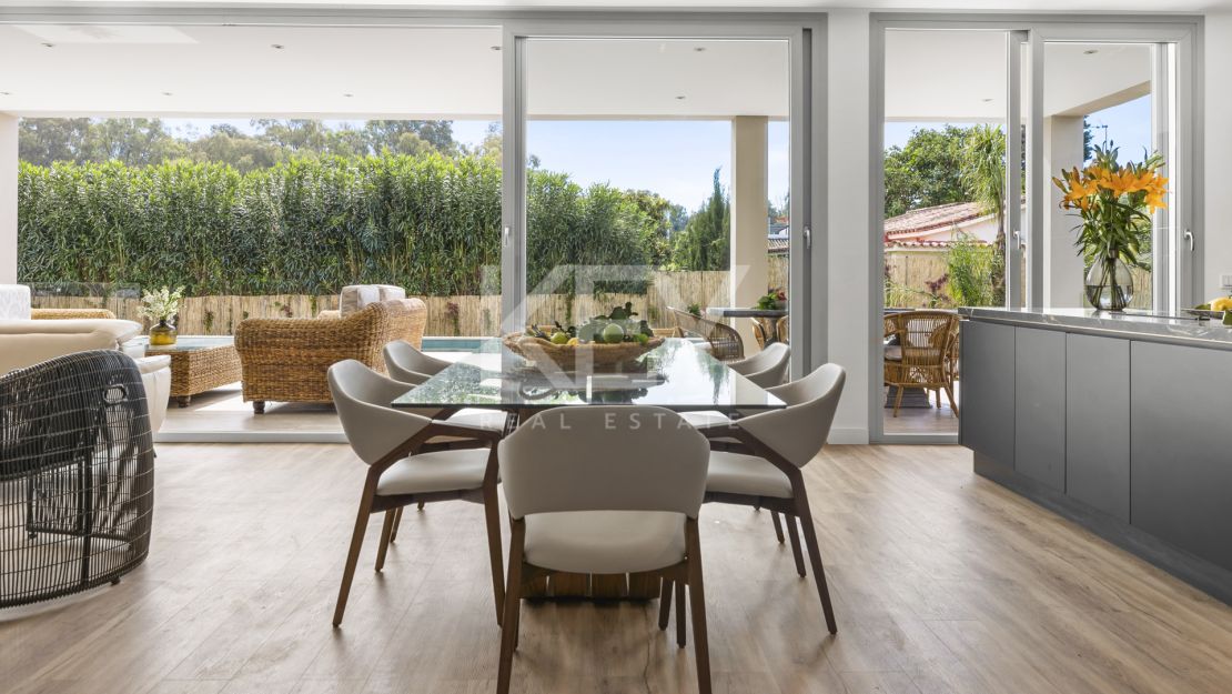 Exquisita y nueva villa a poca distancia de la playa en venta en San Pedro de Alcántara