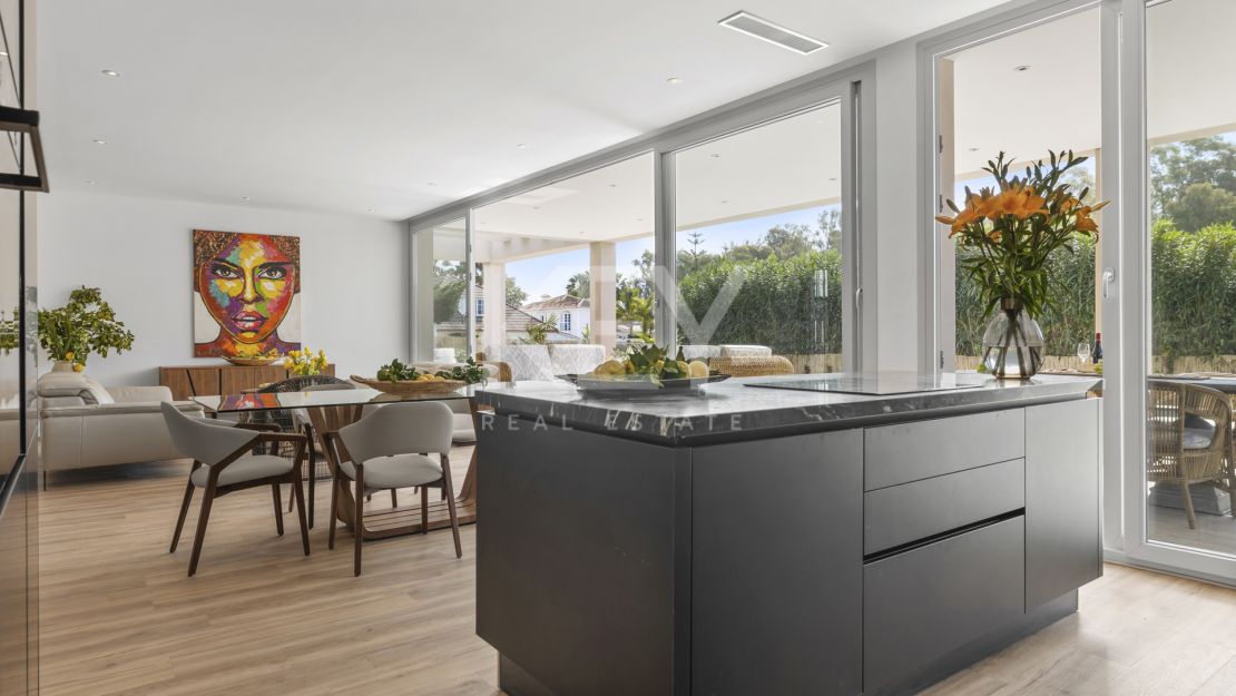 Exquisita y nueva villa a poca distancia de la playa en venta en San Pedro de Alcántara