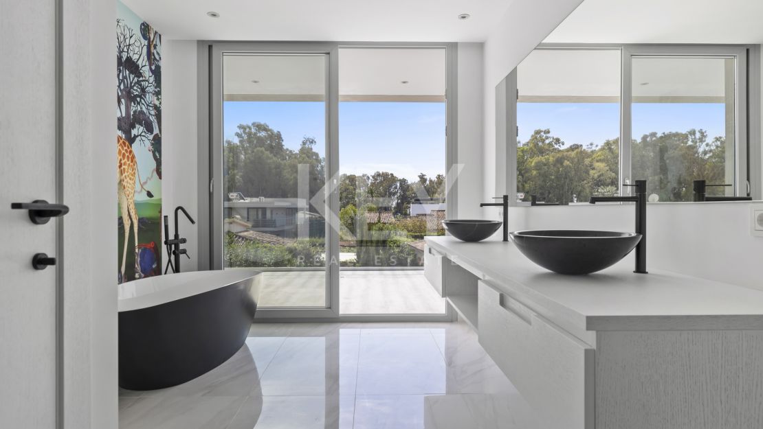 Exquisita y nueva villa a poca distancia de la playa en venta en San Pedro de Alcántara