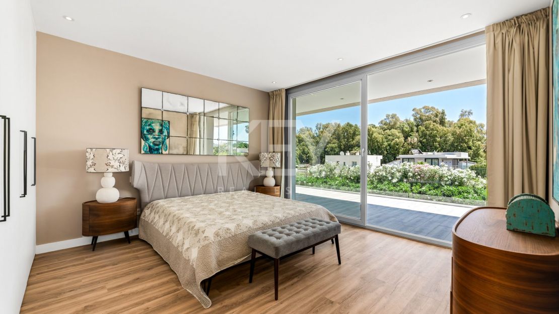 Exquisita y nueva villa a poca distancia de la playa en venta en San Pedro de Alcántara