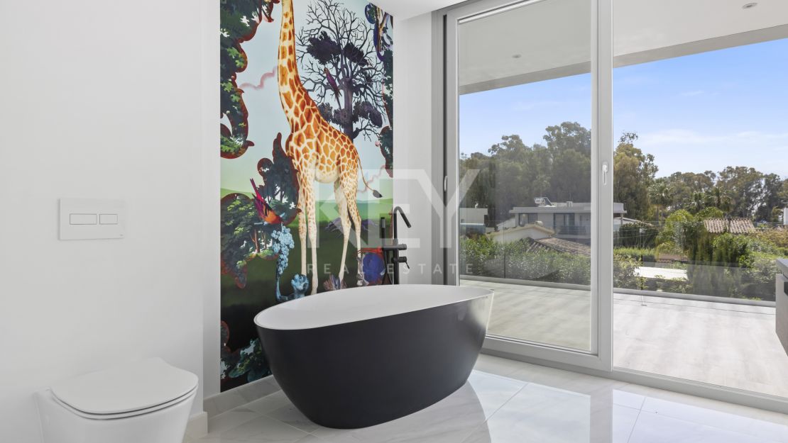 Exquisita y nueva villa a poca distancia de la playa en venta en San Pedro de Alcántara