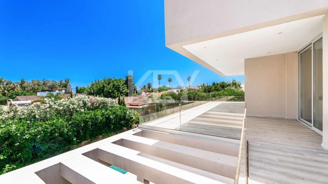 Exquisita y nueva villa a poca distancia de la playa en venta en San Pedro de Alcántara