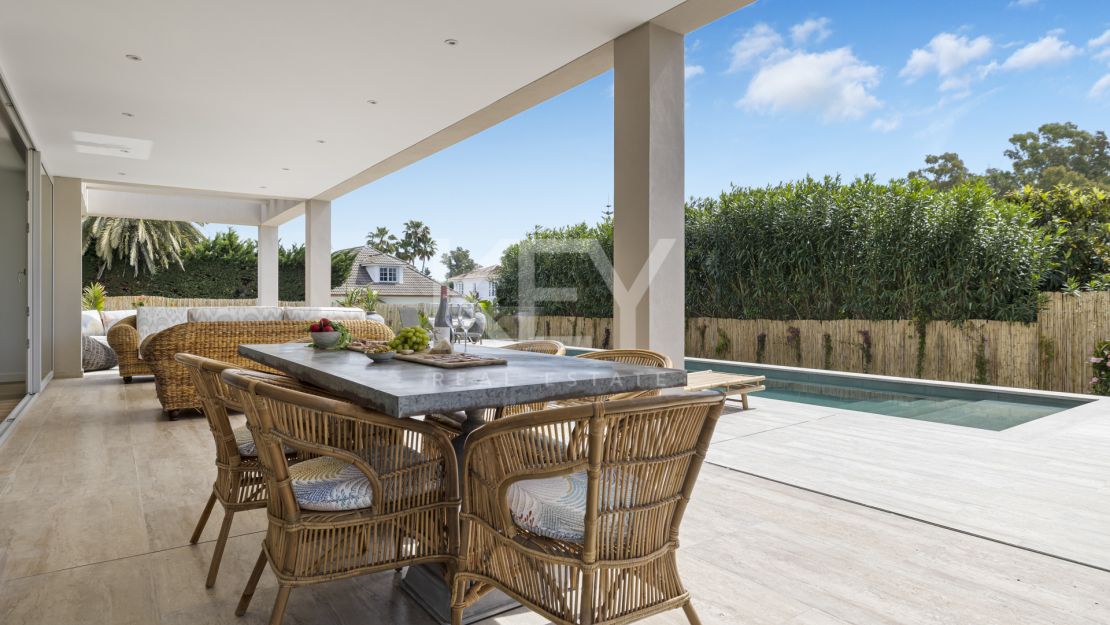 Exquisita y nueva villa a poca distancia de la playa en venta en San Pedro de Alcántara