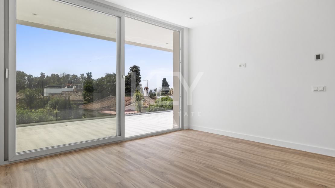 Exquisita y nueva villa a poca distancia de la playa en venta en San Pedro de Alcántara