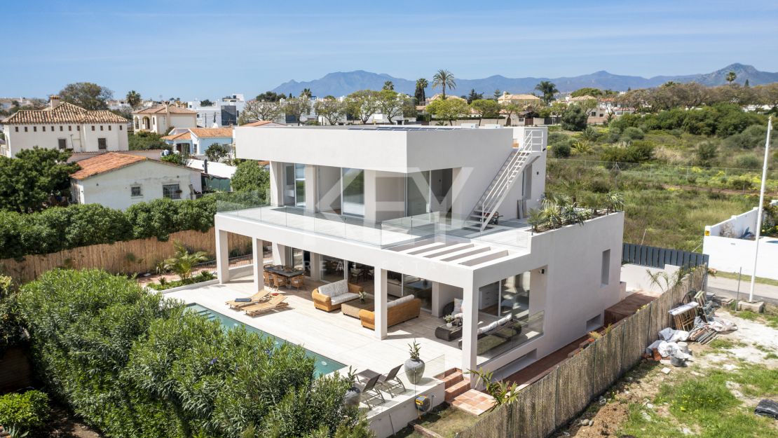 Exquisita y nueva villa a poca distancia de la playa en venta en San Pedro de Alcántara