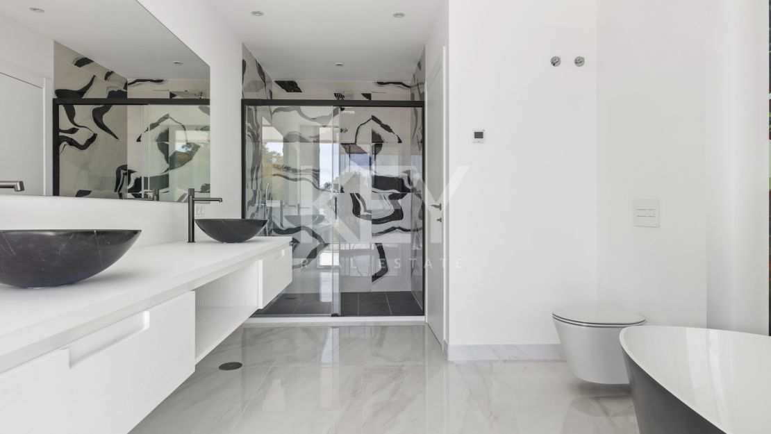 Exquisita y nueva villa a poca distancia de la playa en venta en San Pedro de Alcántara