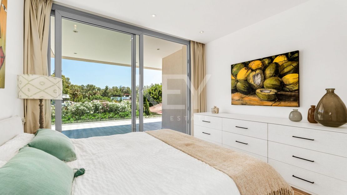 Exquisita y nueva villa a poca distancia de la playa en venta en San Pedro de Alcántara