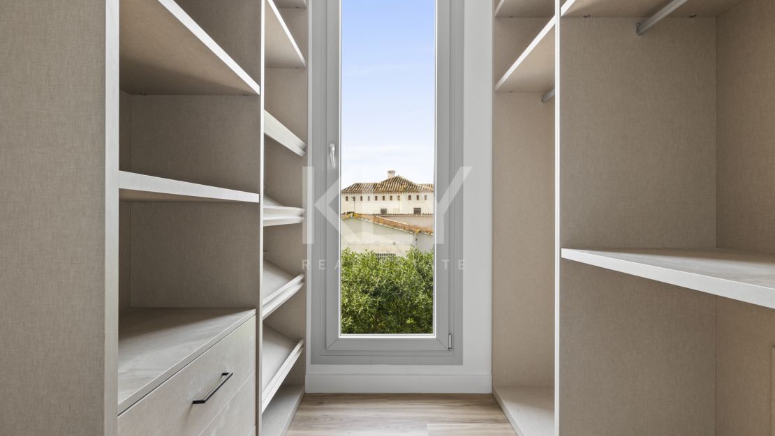 Exquisita y nueva villa a poca distancia de la playa en venta en San Pedro de Alcántara