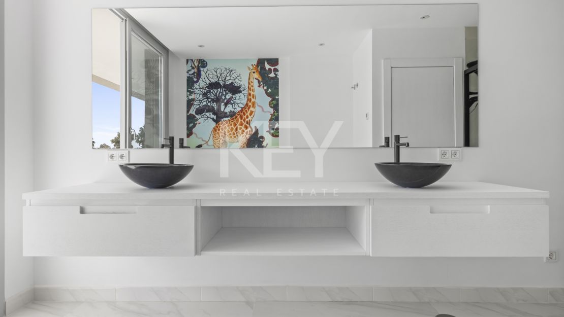 Exquisita y nueva villa a poca distancia de la playa en venta en San Pedro de Alcántara