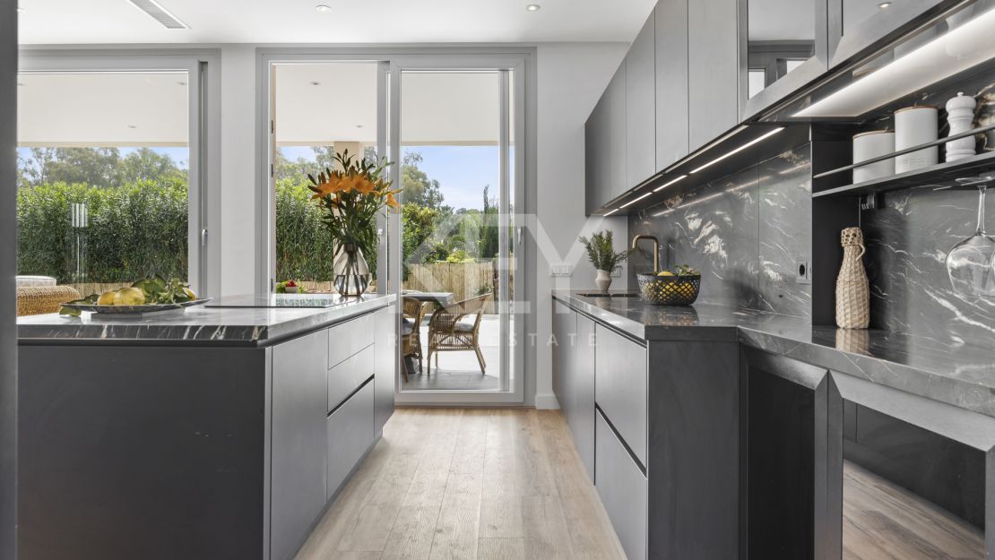 Exquisita y nueva villa a poca distancia de la playa en venta en San Pedro de Alcántara