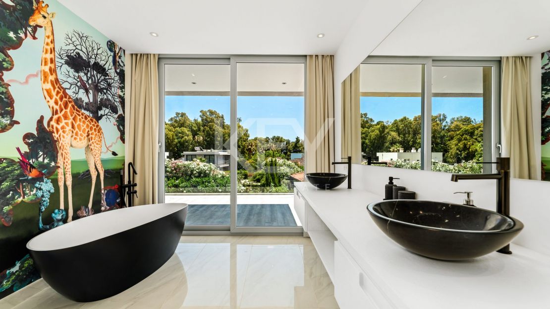 Exquisita y nueva villa a poca distancia de la playa en venta en San Pedro de Alcántara