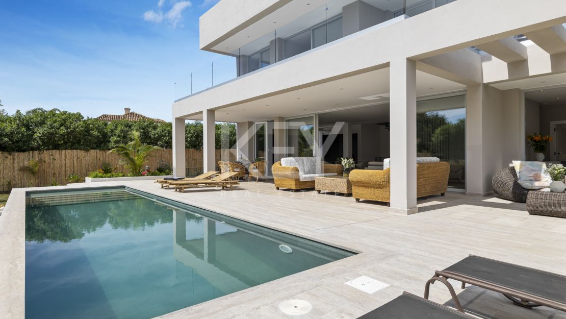 Exquisita y nueva villa a poca distancia de la playa en venta en San Pedro de Alcántara