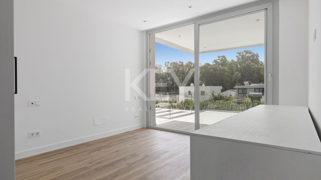 Exquisita y nueva villa a poca distancia de la playa en venta en San Pedro de Alcántara