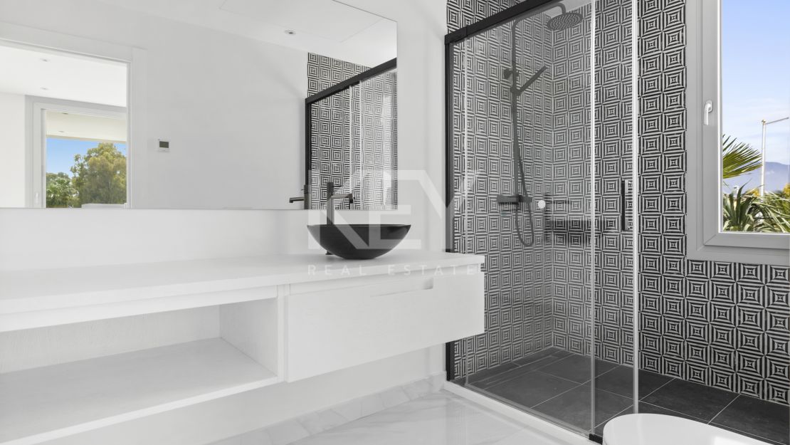 Exquisita y nueva villa a poca distancia de la playa en venta en San Pedro de Alcántara