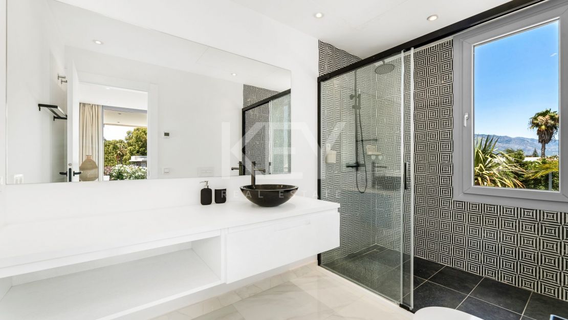 Exquisita y nueva villa a poca distancia de la playa en venta en San Pedro de Alcántara