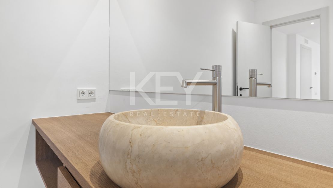 Exquisita y nueva villa a poca distancia de la playa en venta en San Pedro de Alcántara