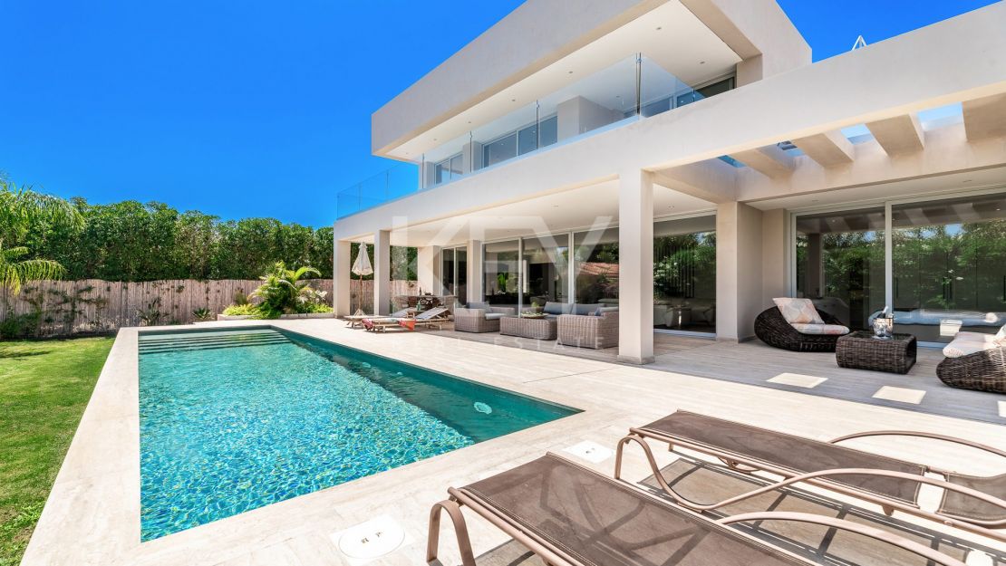 Exquisita y nueva villa a poca distancia de la playa en venta en San Pedro de Alcántara