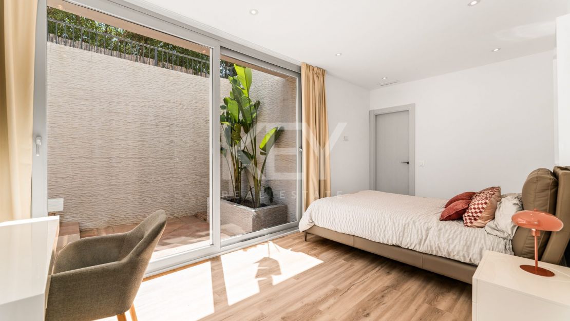 Exquisita y nueva villa a poca distancia de la playa en venta en San Pedro de Alcántara