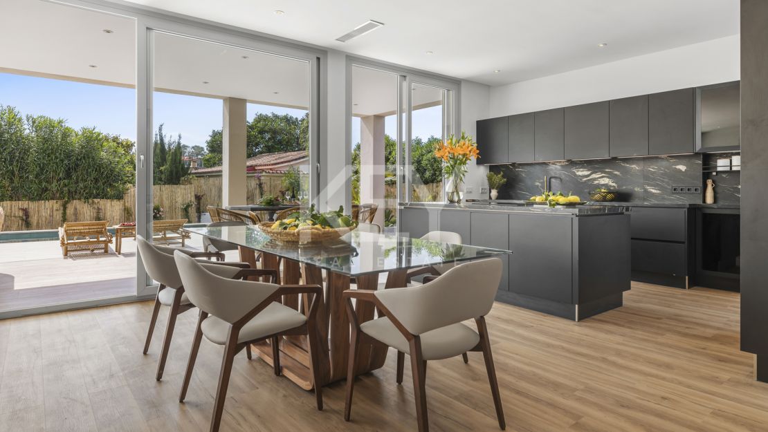 Exquisita y nueva villa a poca distancia de la playa en venta en San Pedro de Alcántara