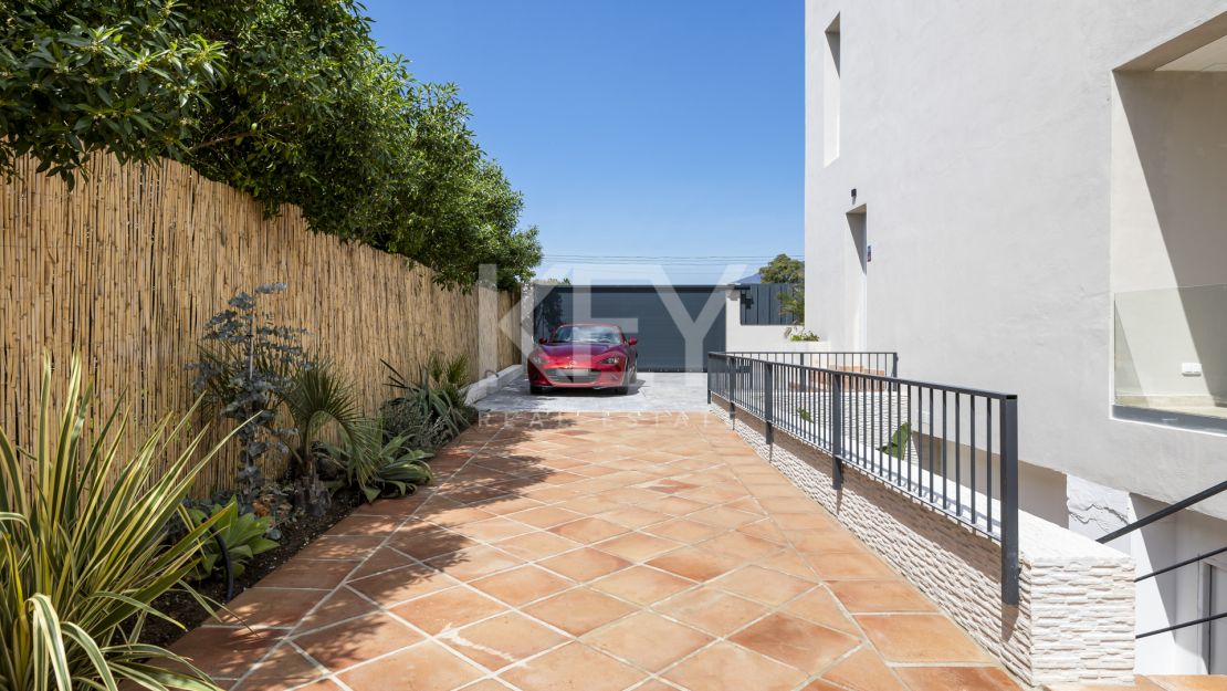 Exquisita y nueva villa a poca distancia de la playa en venta en San Pedro de Alcántara