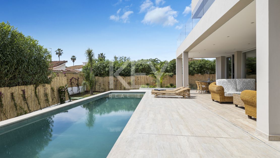 Exquisita y nueva villa a poca distancia de la playa en venta en San Pedro de Alcántara