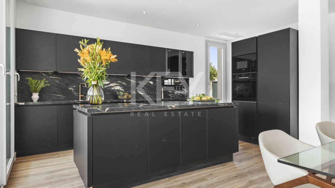 Exquisita y nueva villa a poca distancia de la playa en venta en San Pedro de Alcántara