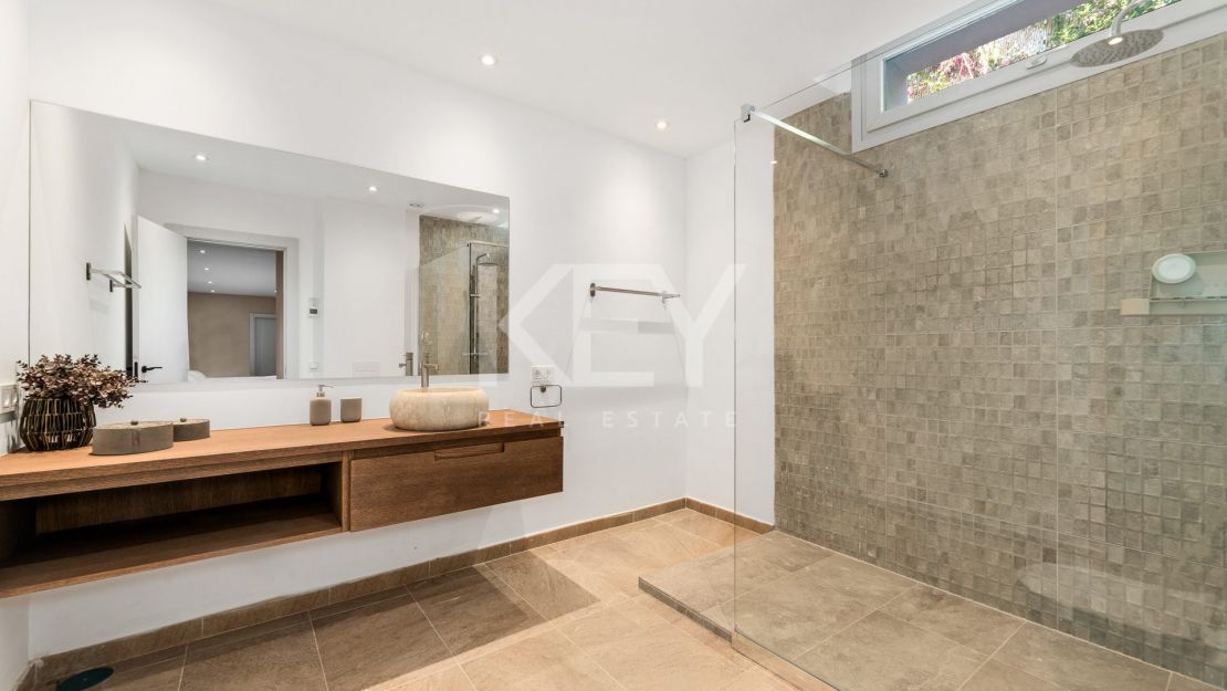 Exquisita y nueva villa a poca distancia de la playa en venta en San Pedro de Alcántara