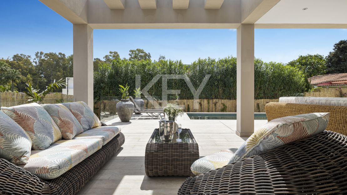 Exquisita y nueva villa a poca distancia de la playa en venta en San Pedro de Alcántara