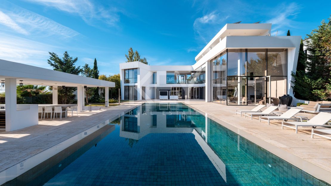 Villa de lujo y moderna de 6 dormitorios en venta en la prestigiosa ubicación en primera línea de golf en Los Flamingos, Benahavis