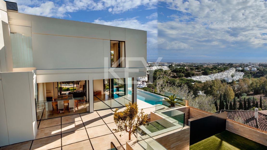 Newly built villa for sale in a prestiogious location inside the golf resort in El Herrojo, Benahavis