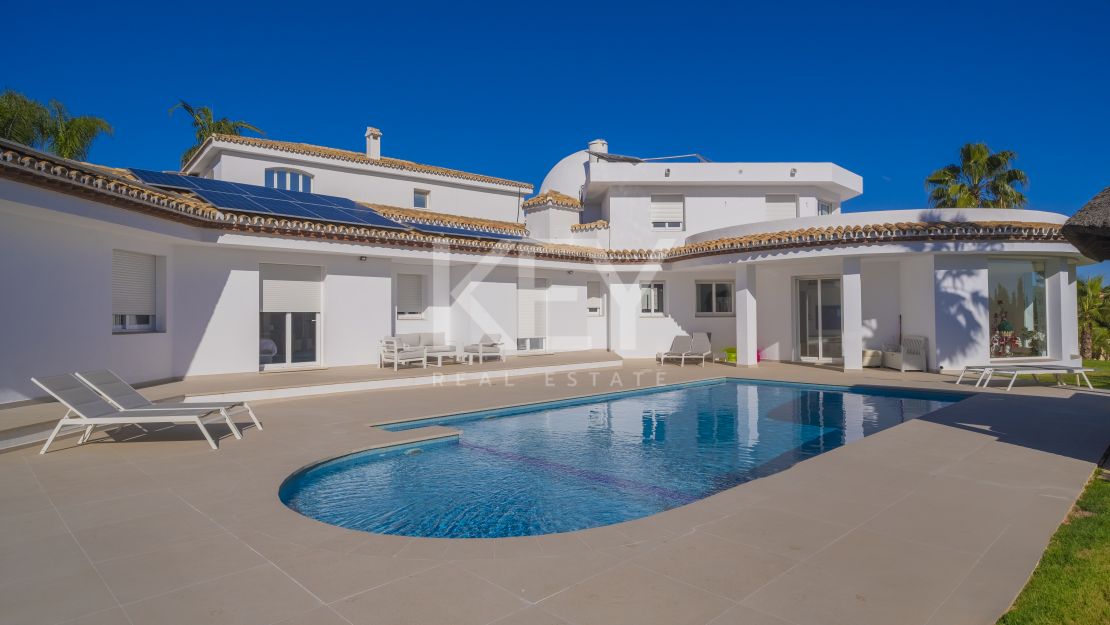 Large, luxurious villa with generous living spaces for sale in El Paraiso, New Golden Mile, Estepona