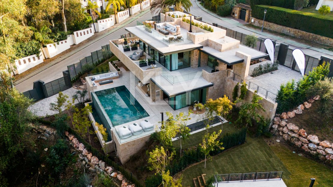 Exquisite recently delivered villa in La Cerquilla, a prestigious community nestled in the sought-after area of Nueva Andalucia