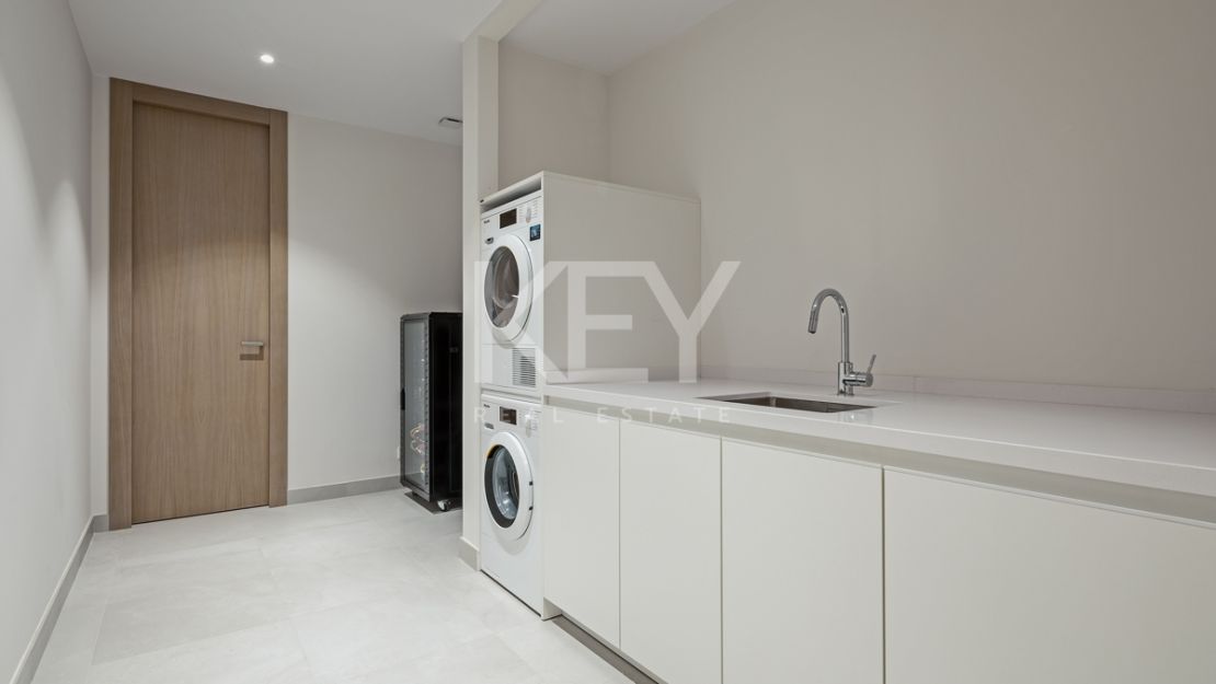 Modern semi-detached villa with panoramic views in Nueva Andalucía